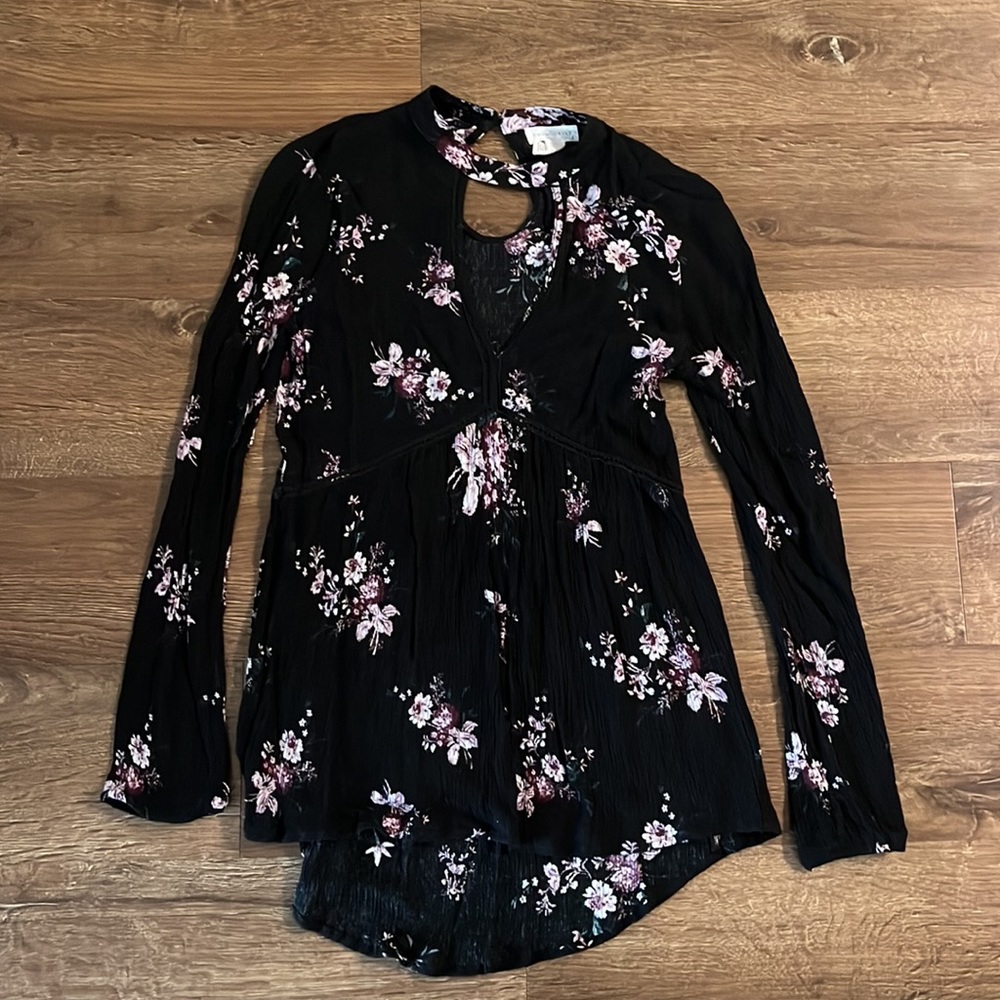 🎉 BOGO free 🎉 Floral Key Hole Long Sleeve